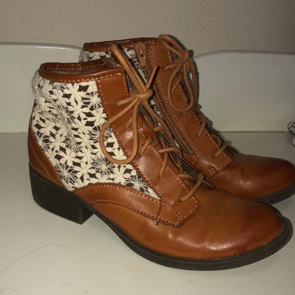 STEVE MADDEN BOOTIES/ SIZE 5.